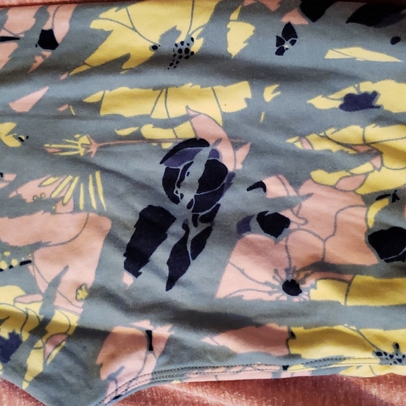 LuLaRoe top/leggings outfit - Picture 2 of 4